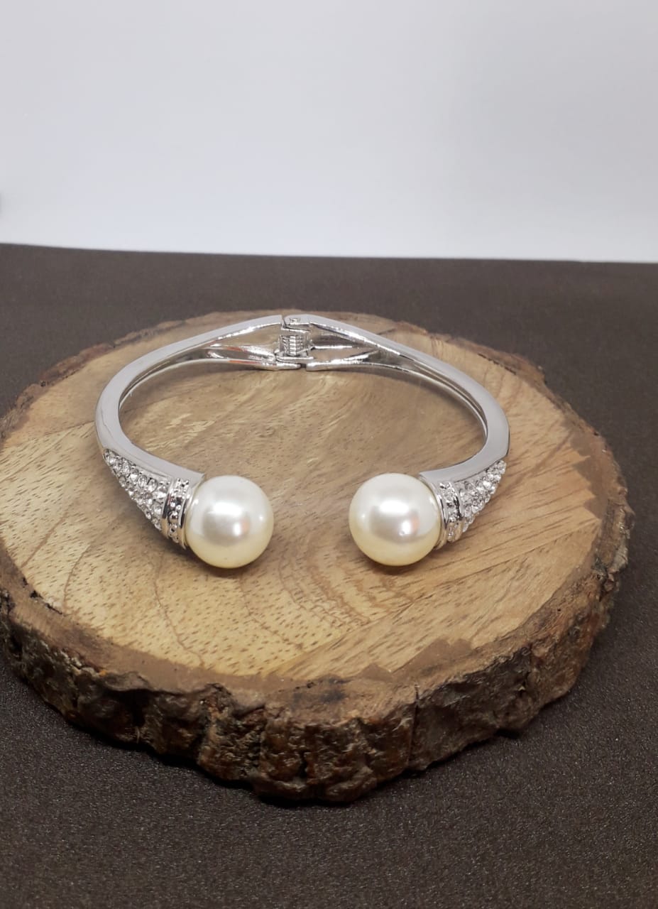 Elegant Pearl Theme Kada