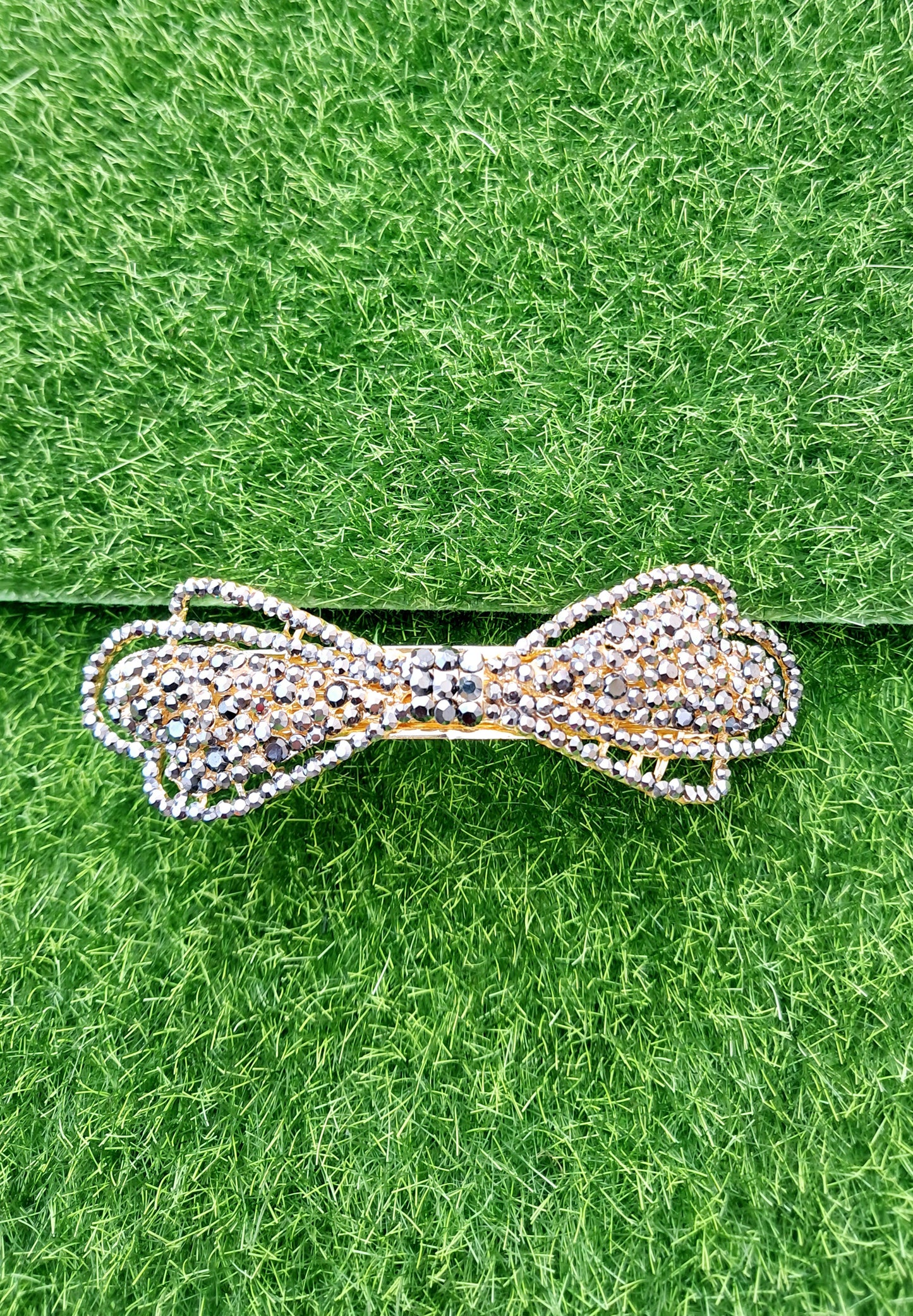 Bow Studded Clip
